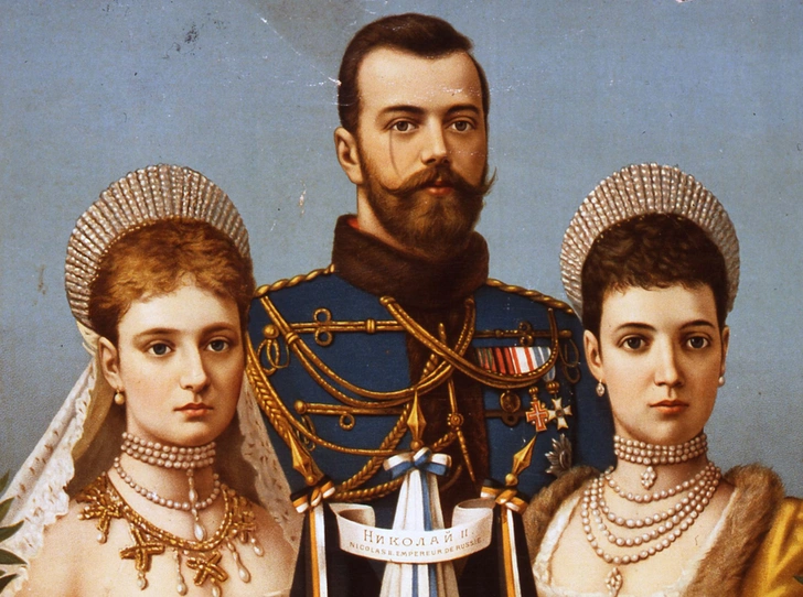 Художественный портрет Николая II, его жены и его матери. На Александре Федоровне и на Марии Федоровне — типичные образцы русской тиары